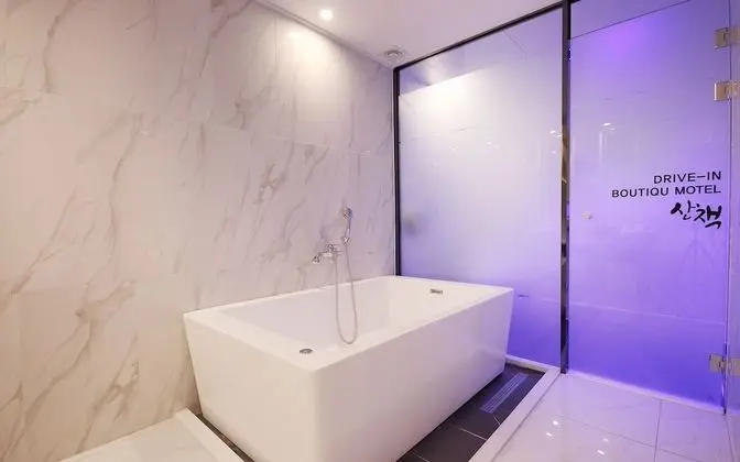 Oda (VIP-Twin [double + single bed PC TV 6)