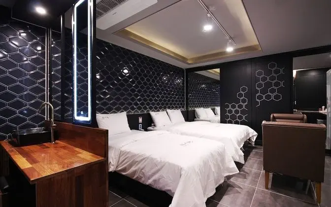 Oda (VIP-Twin [double + single bed PC TV 6)