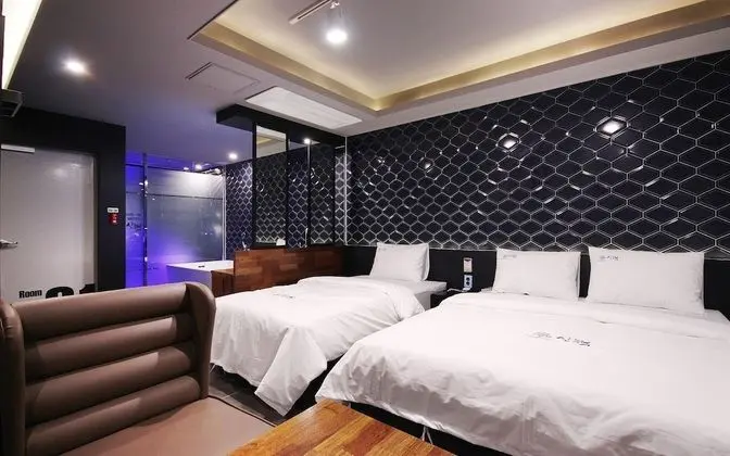 Oda (VIP-Twin [double + single bed PC TV 6)