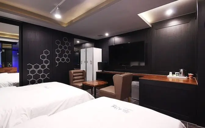 Oda (VIP-Twin [double + single bed PC TV 6)