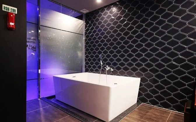 Oda (VIP-Twin [double + single bed PC TV 6)