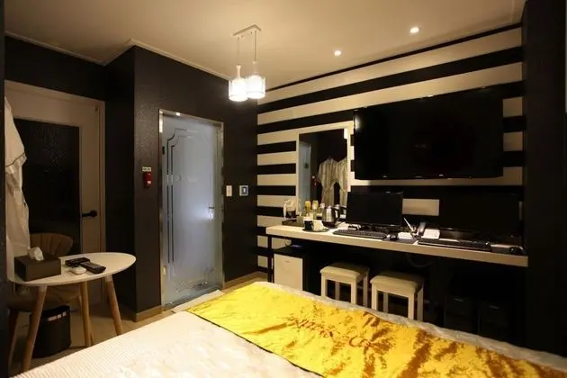 Oda (General room (Couple PC Netflix viewi)