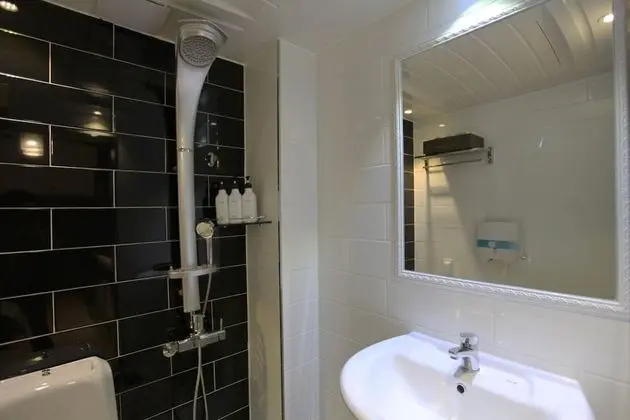 Oda (General room (Couple PC Netflix viewi)