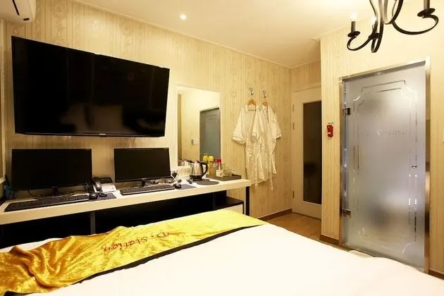 Oda (General room (Couple PC Netflix viewi)