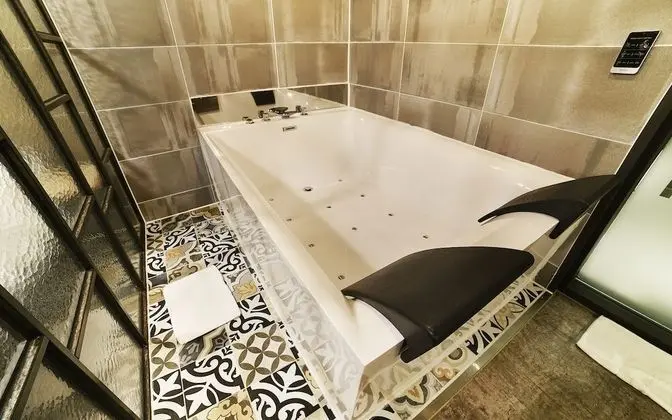 Oda (Suite (double single bed full bath Ne)