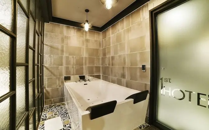 Oda (Suite (double single bed full bath Ne)