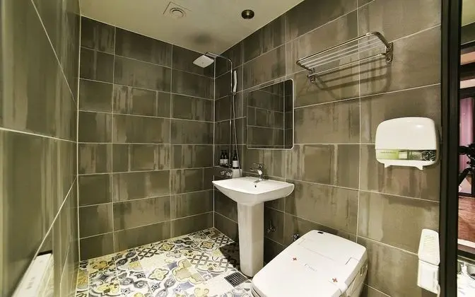 Oda (Suite (double single bed full bath Ne)