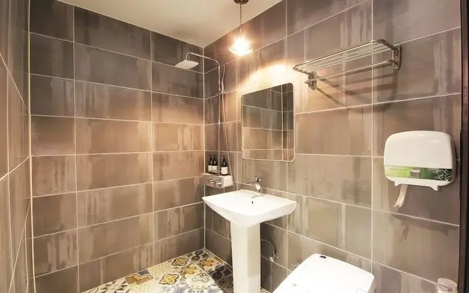 Oda (Suite (double single bed full bath Ne)