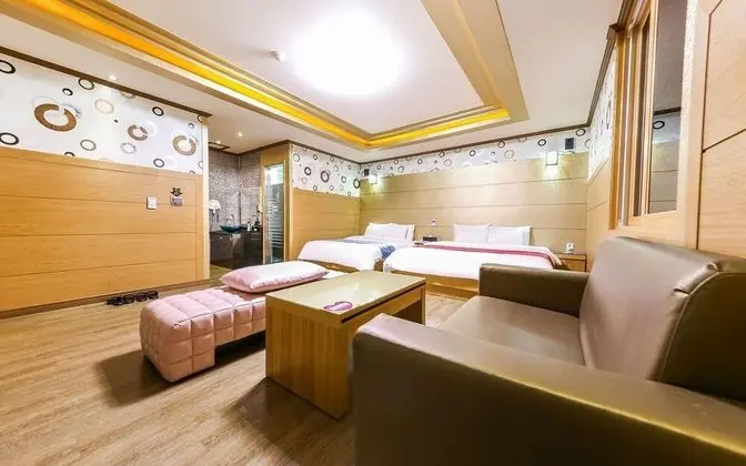 Oda (VIP (Jetted Spa Hinoki Sauna Netflix )