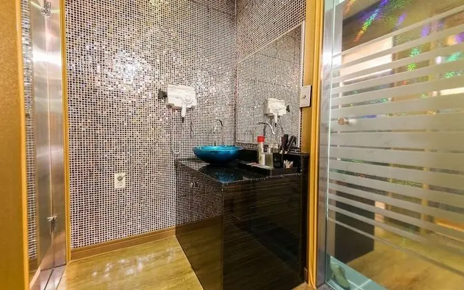 Oda (VIP (Jetted Spa Hinoki Sauna Netflix )