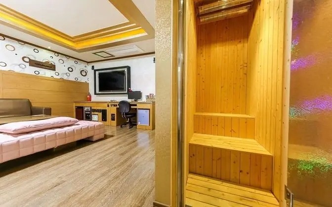 Oda (VIP (Jetted Spa Hinoki Sauna Netflix )