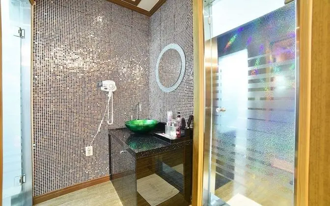 Oda (VIP (Jetted Spa Hinoki Sauna Netflix )
