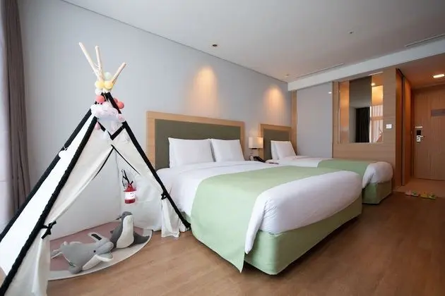 [Health Rest PKG] Kid Premium Twin Room + Breakfast + swimming + Coffee + Sauna for 2 Pax