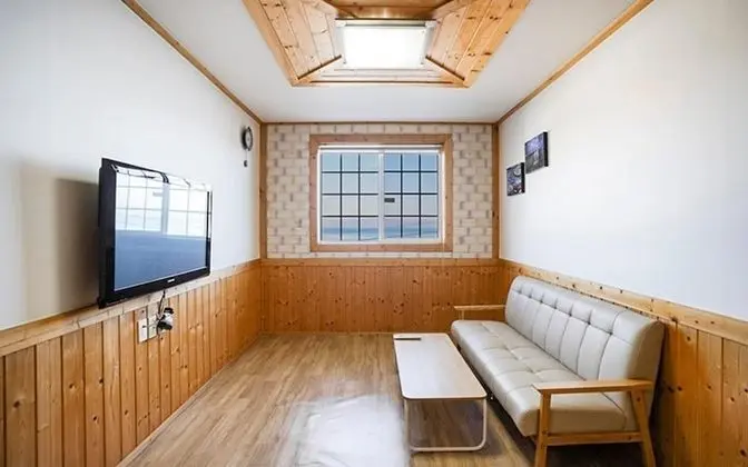 Oda (Hyangilam Room 201 (Duplex))