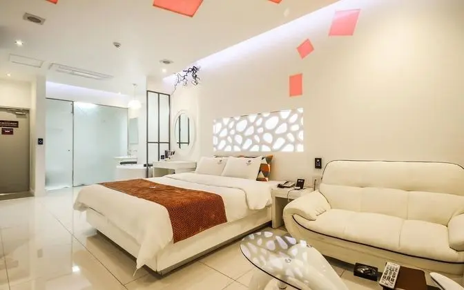 Oda (Suite Room Modern White (Whirlpool / )