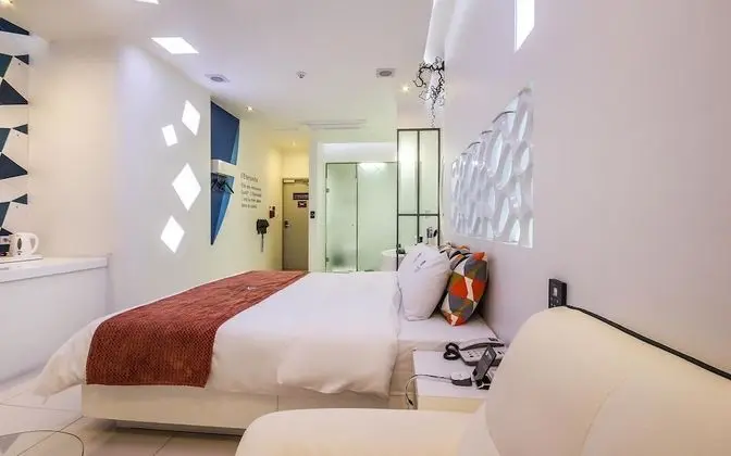 Oda (Suite Room Modern White (Whirlpool / )