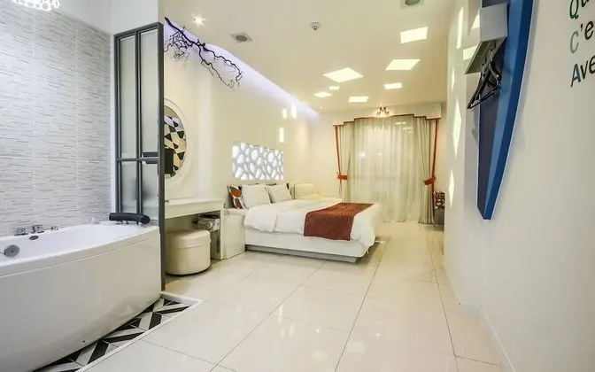 Oda (Suite Room Modern White (Whirlpool / )