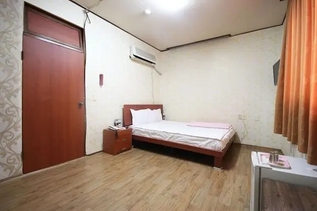 Oda (a multi-person room)