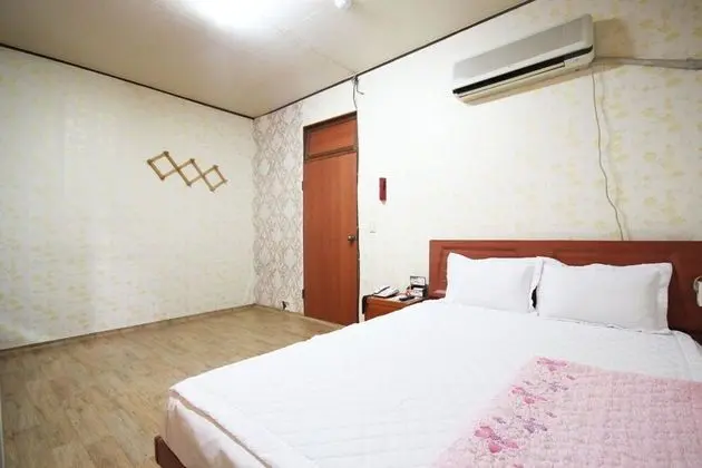 Oda (a multi-person room)