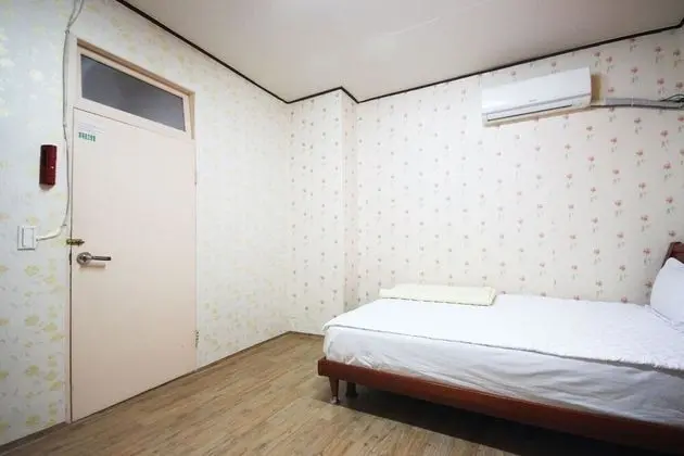 Oda (a multi-person room)