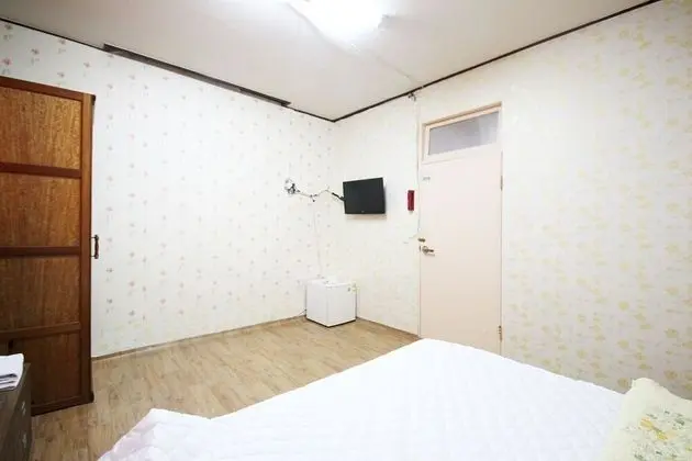 Oda (a multi-person room)