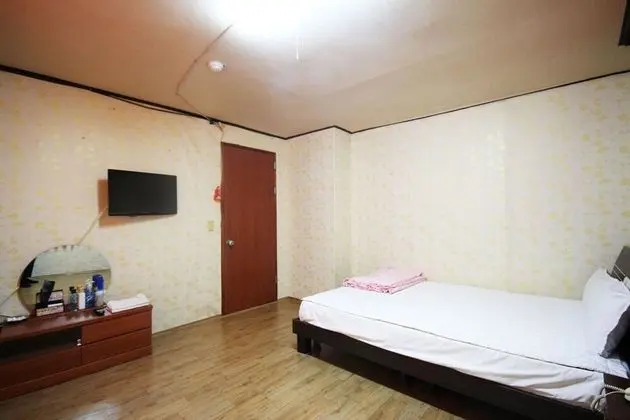 Oda (a multi-person room)