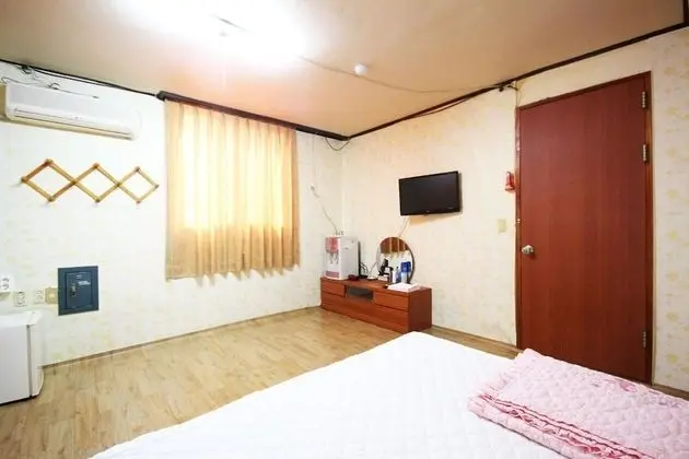 Oda (a multi-person room)