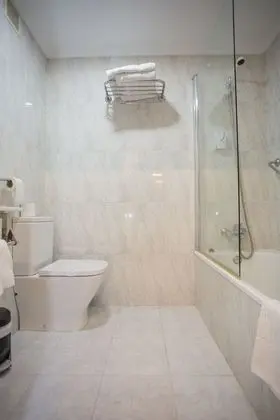 Büyük Yataklı Tek Kişilik Oda