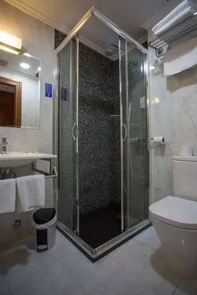 Büyük Yataklı Tek Kişilik Oda