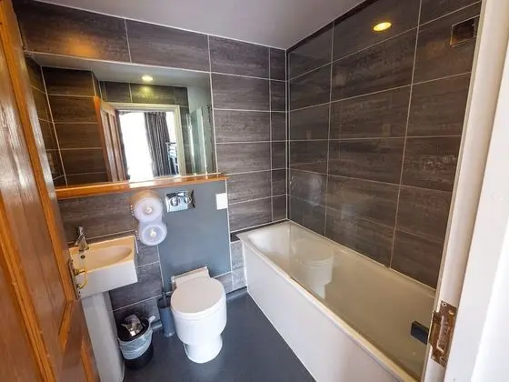 Ortak Ranzalı Oda, Sadece erkekler için, Ortak Banyo (Sleeps 6)