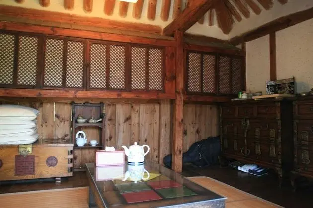 Traditional Ev (Byulchae)