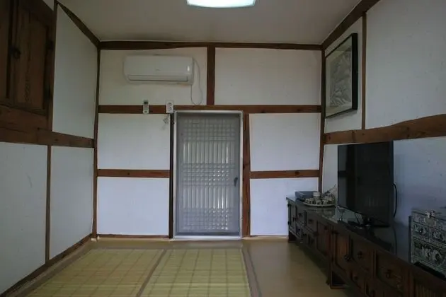 Traditional Ev (Byulchae)