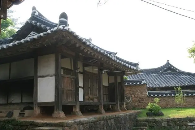 Traditional Ev (Byulchae)