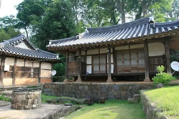 Traditional Ev (Byulchae)