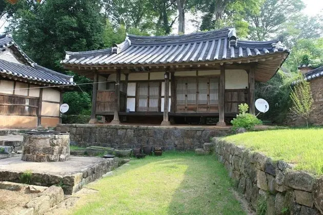 Traditional Ev (Byulchae)