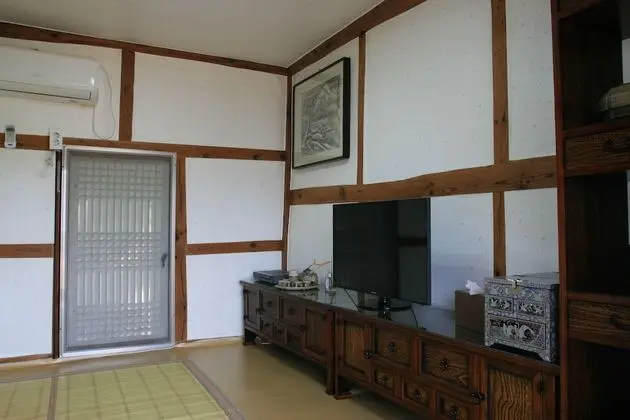 Traditional Ev (Byulchae)