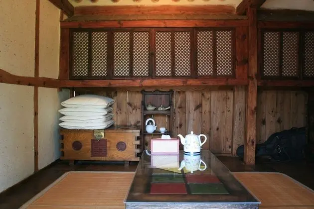 Traditional Ev (Byulchae)
