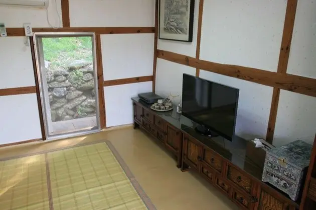Traditional Ev (Byulchae)