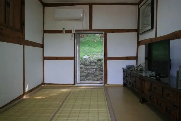 Traditional Ev (Byulchae)