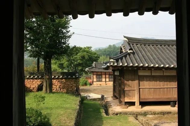 Traditional Ev (Byulchae)