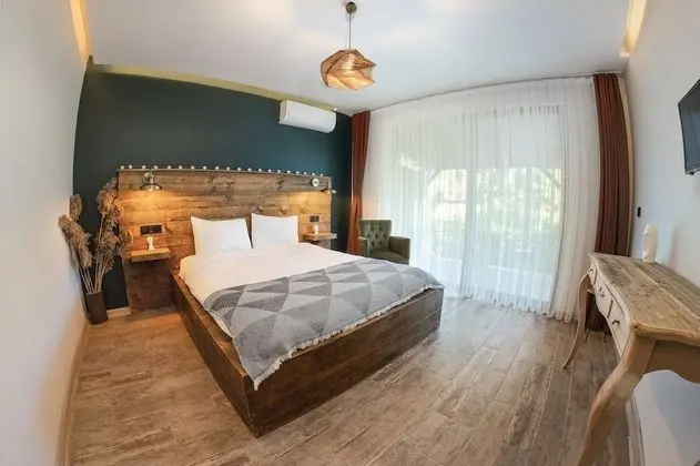 Design Oda, 1 Büyük (Queen) Boy Yatak, Sigara İçilebilir, Bahçe Manzaralı
