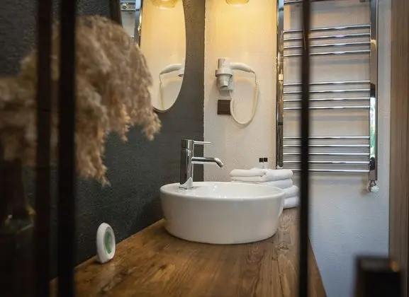 Design Oda, 1 Büyük (Queen) Boy Yatak, Sigara İçilebilir, Bahçe Manzaralı