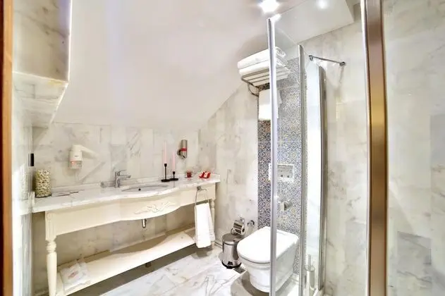 Triple, Sokak Manzaralı