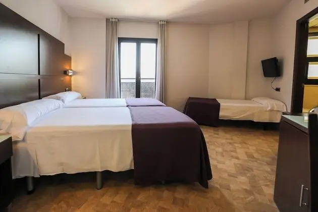 Üç Kişilik Oda
