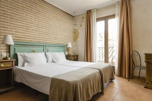 Büyük Yataklı Tek Kişilik Oda