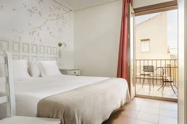 Tek Büyük Yataklı Oda (with 2 extra beds)
