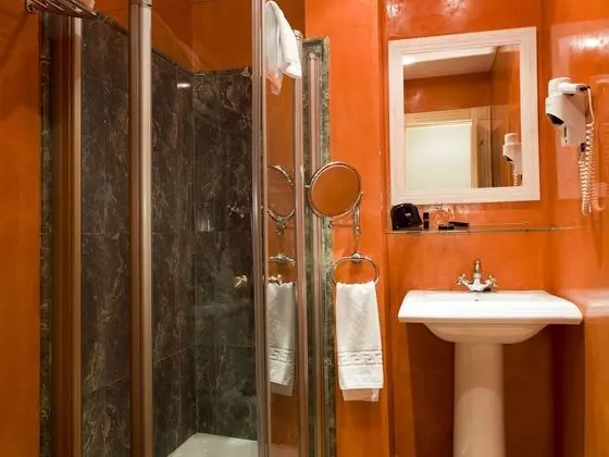 Büyük Yataklı Tek Kişilik Oda