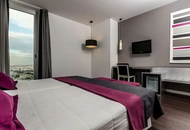 Büyük Yataklı Tek Kişilik Oda