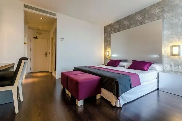 Büyük Yataklı Tek Kişilik Oda