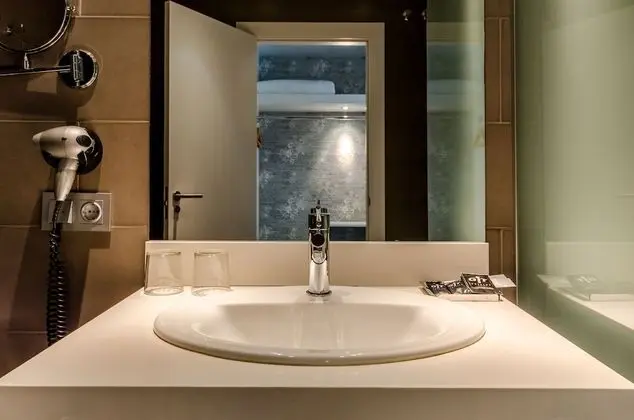 Büyük Yataklı Tek Kişilik Oda